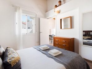 1 slaapkamer, een strijkplank/strijkijzer, internet, beddengoed