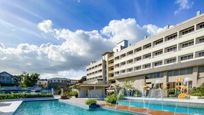 2 室外游泳池，06:00 至 18:00 开放，免费小屋