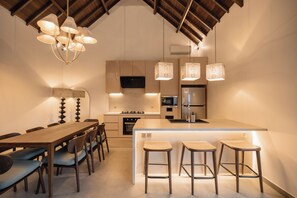 Villa – deluxe, 4 soverom, privat basseng, bassengutsikt | Spisestue