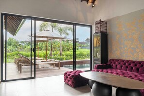 Villa – deluxe, 4 soverom, privat basseng, bassengutsikt | Oppholdsområde | Smart-TV