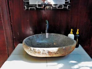 Chambre, vue piscine | Salle de bain