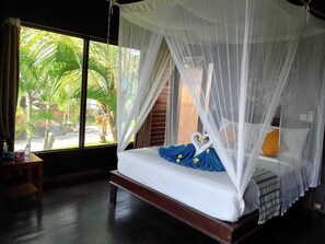 Habitación básica, vista a la alberca | Escritorio y wifi gratis