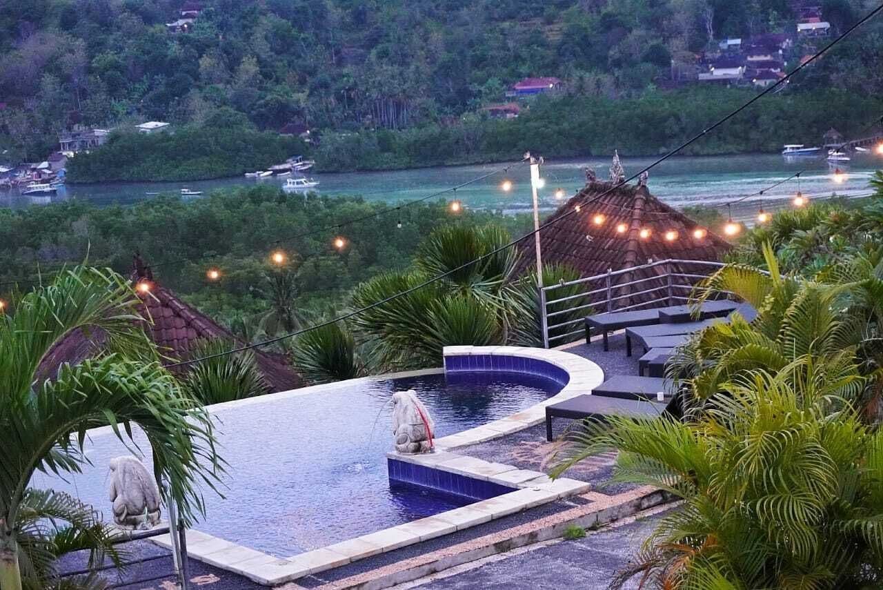 Una piscina al aire libre