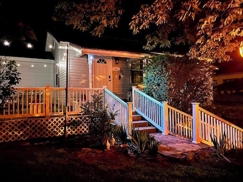 Cozy 3 Bedroom Home walking distance to Shadow Lake Nightclub and Elk River!