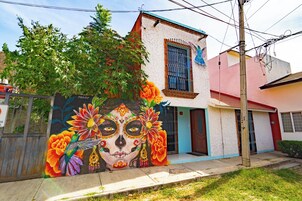 4 habitaciones, escritorio y espacio para trabajar con laptop 