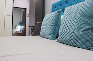 4 habitaciones, escritorio y espacio para trabajar con laptop