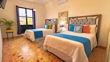 4 bedrooms, desk, laptop workspace, blackout curtains