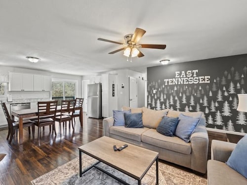 Knox Retreat  ~ Cozy Home w/ Outdoor Entertainment