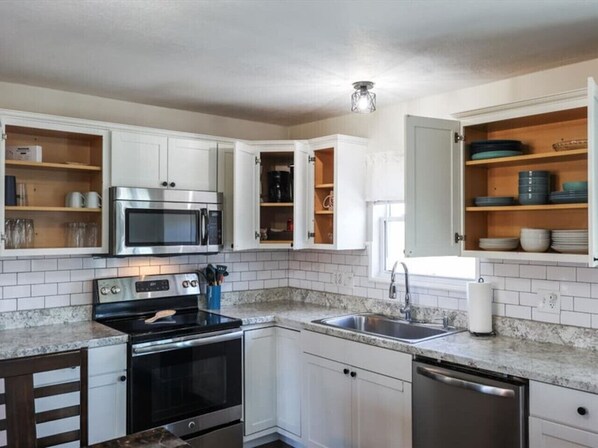 Frigorífic, microones, forn i placa de cuina 