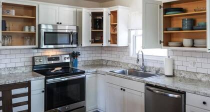 Knox Retreat ~ Cozy Home w/ Outdoor Entertainment