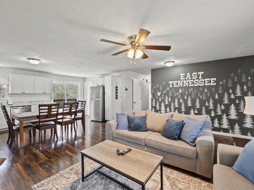 Knox Retreat  ~ Cozy Home w/ Outdoor Entertainment