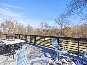 Outdoor dining - Knox Retreat  ~ Cozy Home w/ Outdoor Entertainment (Knoxville)