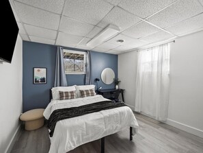 4 bedrooms, desk, iron/ironing board, WiFi