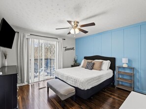 Escriptori, planxa i posts de planxar, wifi i roba de llit 