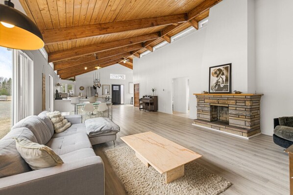 Smart TV, reproductor de DVD, libros