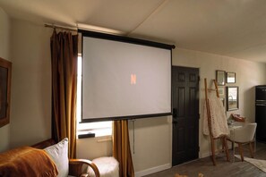TV connectée, cheminée, jeux vidéo, lecteur de DVD