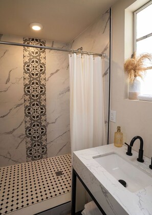 Douche, séchoir à cheveux, serviettes fournies, savon