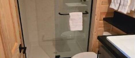 Douche, sèche-cheveux, serviettes fournies, savon