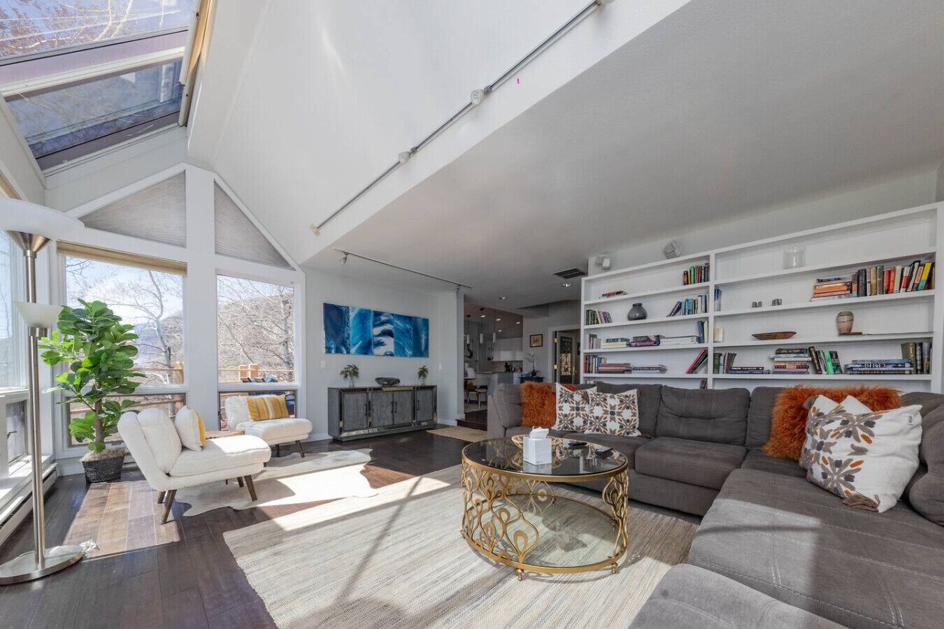 智能电视、壁炉、书