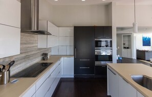 Jääkaappi, mikroaaltouuni, uuni, astianpesukone