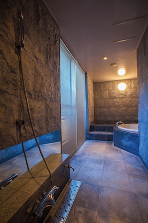 Premier eenpersoonskamer, roken | Badkamer | Gratis toiletartikelen, een haardroger, handdoeken, zeep