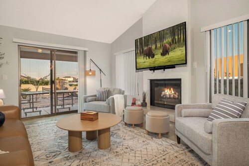 Mountain Views Luxury Villa with Heated Pool, Hot Tub, Fireplace and 2 King Beds