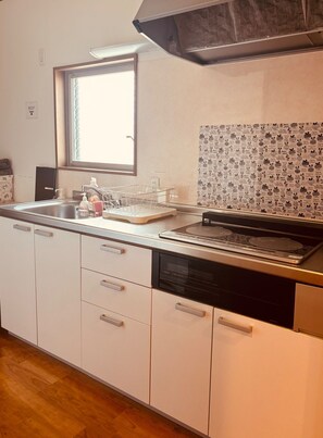 Kjøleskap, mikrobølgeovn og kjøkkenutstyr