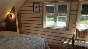 Comfort kamer, 1 twee- of 2 eenpersoonsbedden, uitzicht op tuin | Een bureau, een laptopwerkplek, gratis wifi