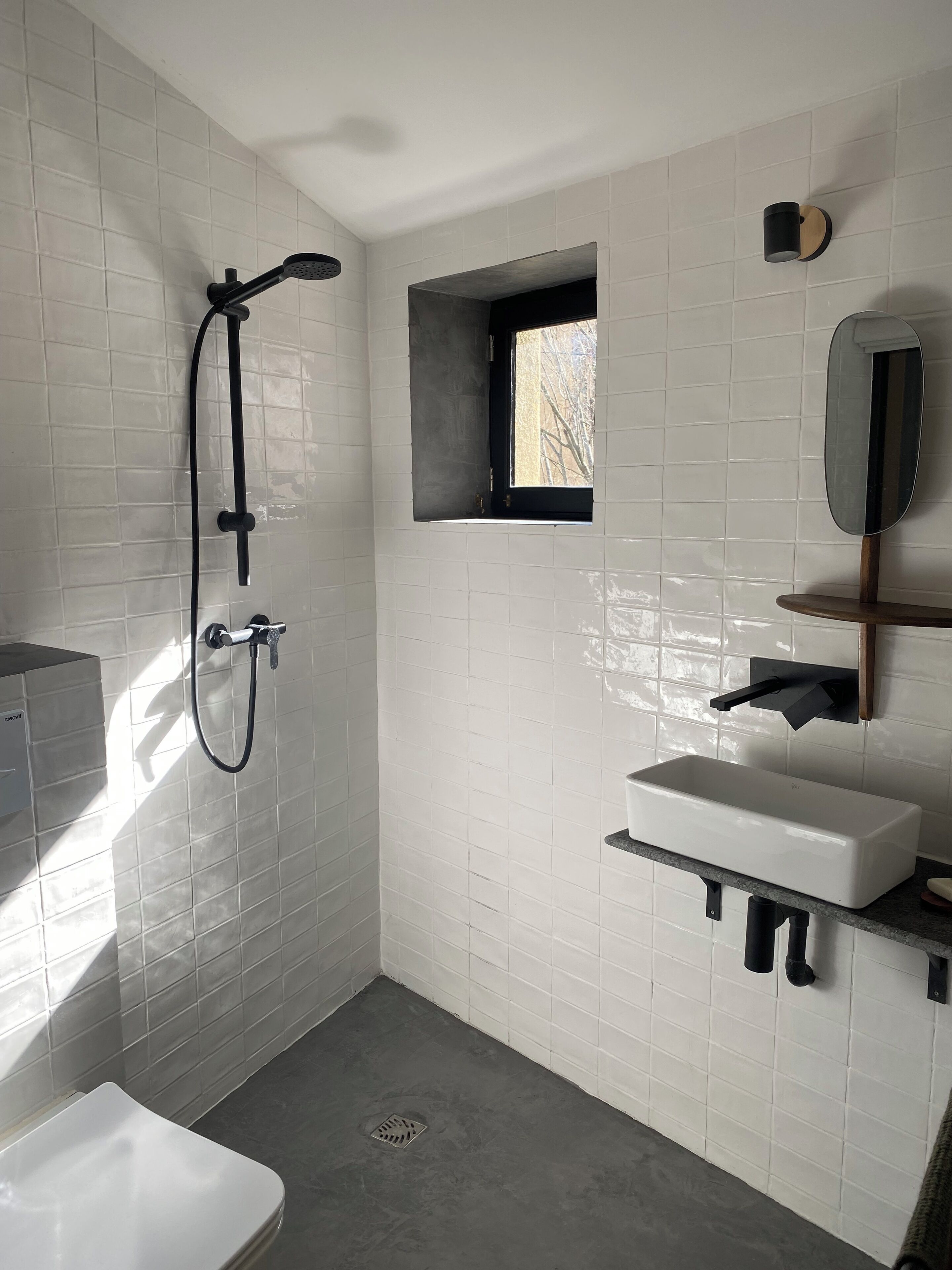 Serviettes fournies, savon, papier toilette