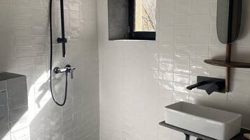 Serviettes fournies, savon, papier toilette