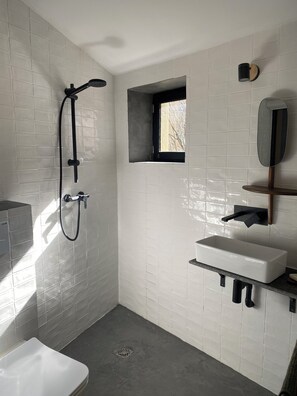 Serviettes fournies, savon, papier toilette