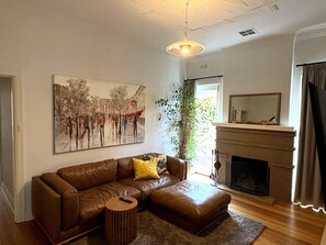 Una Smart TV, una chimenea