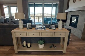 Smart TV, fireplace, video games, computer monitors - Family Sized Modern Farmhouse Luxury w/ Golf Course Views. Pet-Friendly! (Vernon)