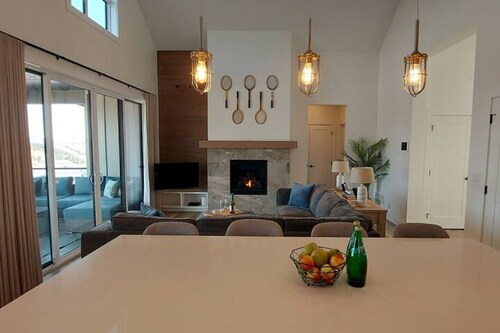 Family Sized Modern Farmhouse Luxury w/ Golf Course Views. Pet-Friendly!