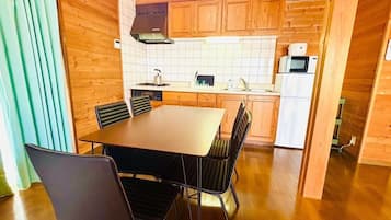 Kühlschrank, Mikrowelle, Herdplatte, Kochgeschirr/Geschirr/Besteck