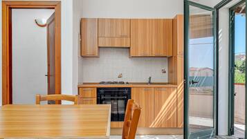 Fridge, oven, stovetop, coffee/tea maker