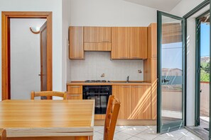 Fridge, oven, stovetop, coffee/tea maker