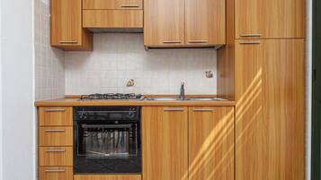 Fridge, oven, stovetop, coffee/tea maker