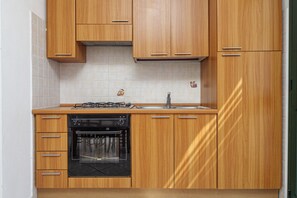 Fridge, oven, stovetop, coffee/tea maker