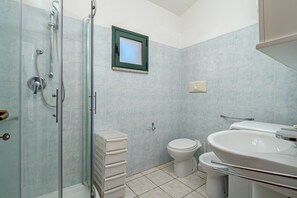 Shower, hair dryer, towels - Apartment 'Limpiddu 3' with Mountain View, Shared Garden and Wi-Fi (Limpiddu)