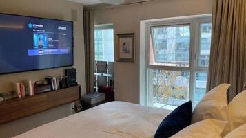 3 bedrooms, desk, iron/ironing board, free WiFi