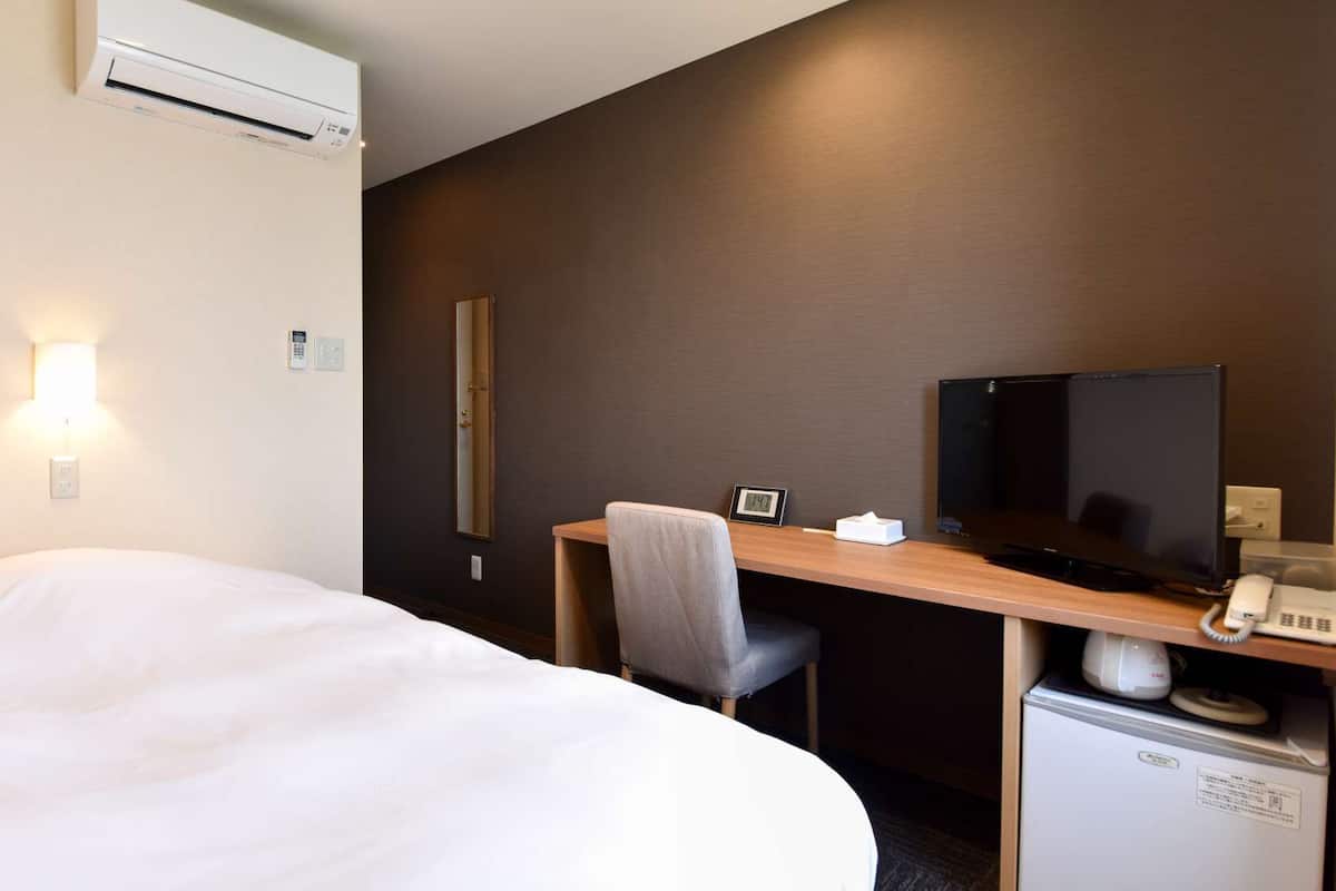 WiFi (free), bed sheets