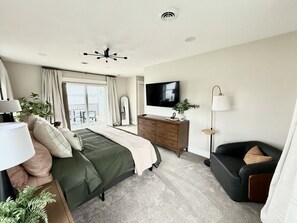 6 bedrooms, desk, iron/ironing board, travel crib