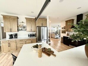 冷蔵庫、電子レンジ、オーブン、コンロ