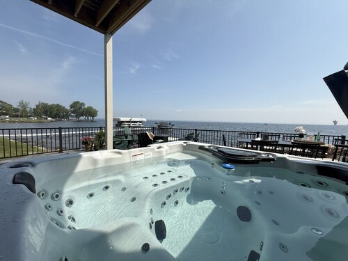 Huge 6BR Oneida Lakefront Retreat - Sleeps 20!