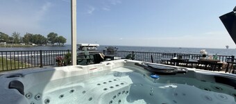 Huge 6BR Oneida Lakefront Retreat - Sleeps 20!