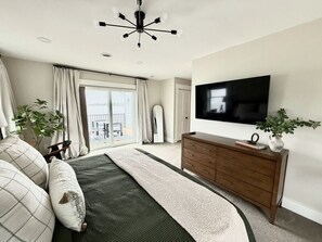 6 bedrooms, desk, iron/ironing board, travel crib