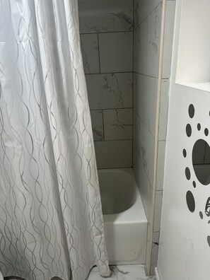 Secadora de cabello, toallas, jabón, papel de baño