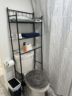 Haartrockner, Handtücher, Seife, Toilettenpapier