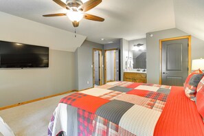 7 bedrooms, iron/ironing board, travel cot, Internet - Game Room & Hot Tub: Spacious Retreat in Hollister (Hollister)
